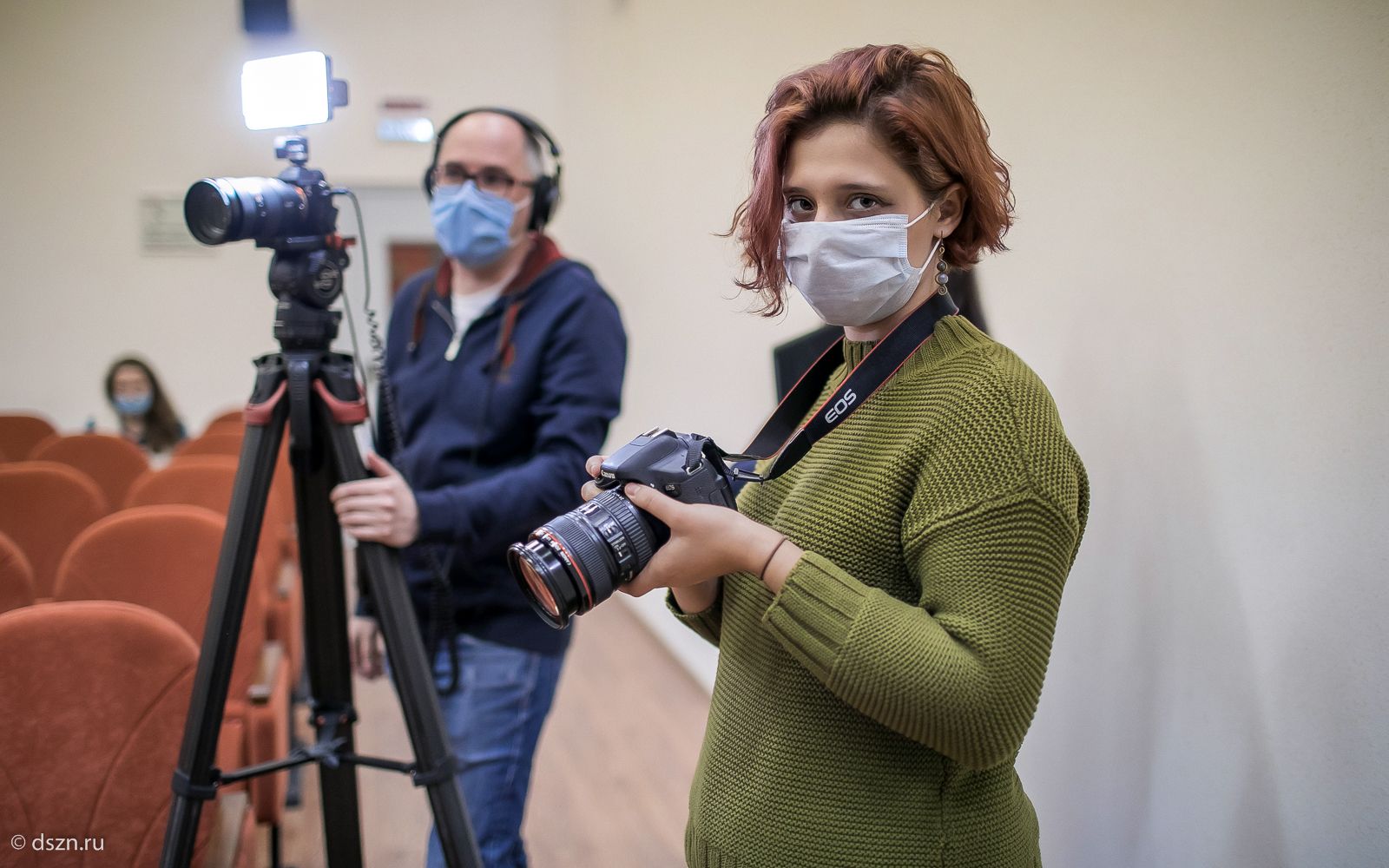Стажер-фотограф Ульяна Кулакова во время съемок репортажа.