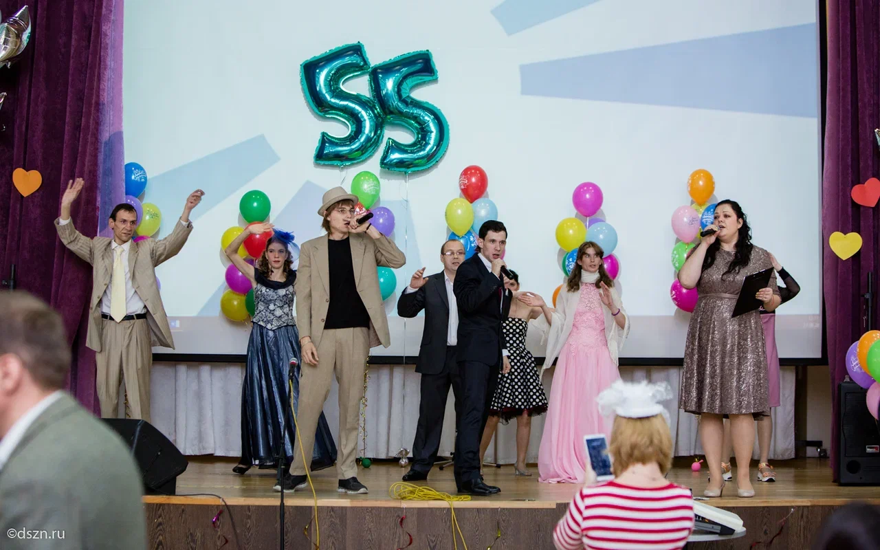 Кирилл Чиганов вместе с другими жителями выступает на юбилее СД «Обручевский»