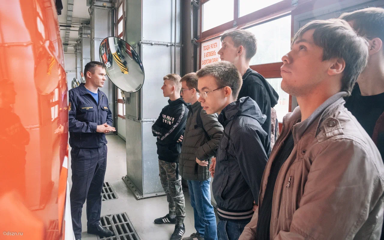 Заместитель начальника отряда № 215 Игорь Денисов показывает студентам ЦСП «Гурьевский» пожарную технику
