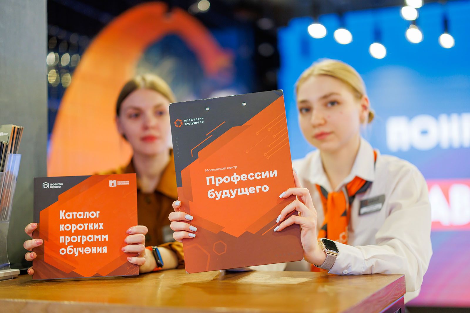 «Чтобы помогать людям, нужно верить в них». Специалисты соцзащиты Москвы — о том, как совершают добрые дела
