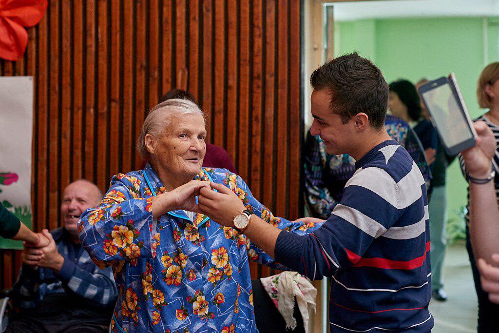 Пожилым в помощь: Как вызвать волонтера и что нужно знать | В России | 26.04.2020 | РЕН ТВ