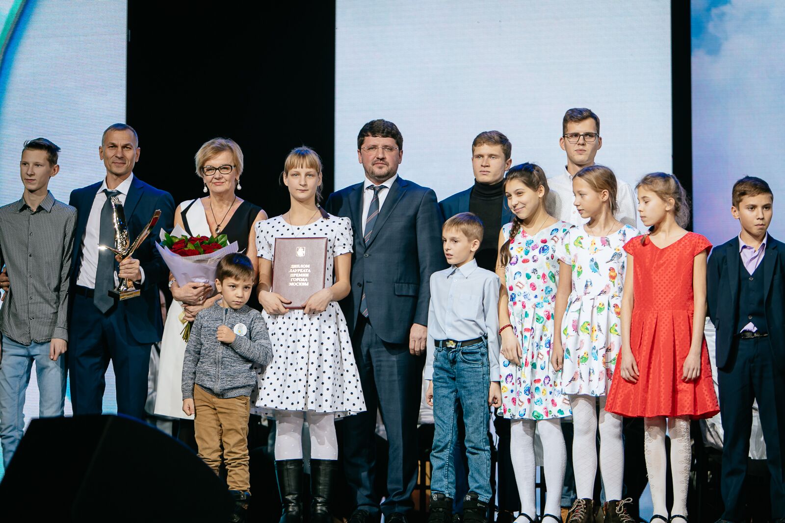 Год семьи москва. Лапенко семья. Лапенко семья многодетная. Большая семья Лапенко. Многодетная семья Зеленоград 16 детей.