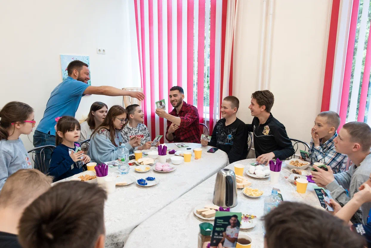 Воспитанники центра для детей-сирот встретились с футболистом «Локомотива»