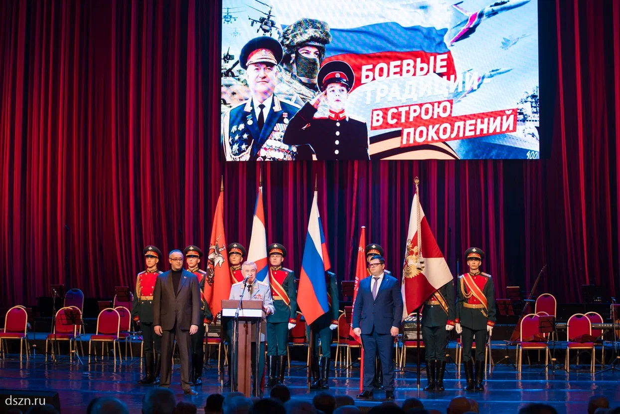 Четыре военные династии наградили на торжественной встрече поколений защитников Отечества