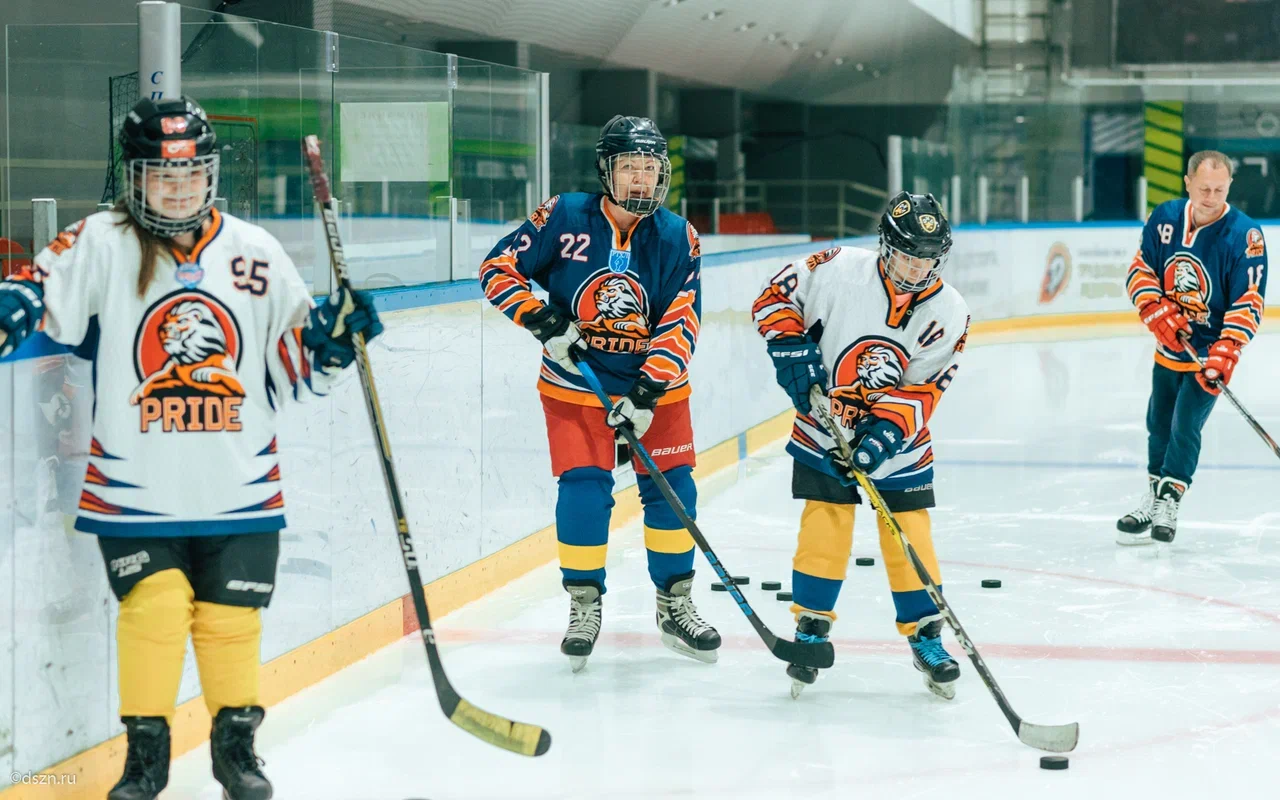 Игроки команды по адаптивному хоккею Pride и Ирина Шпитальская